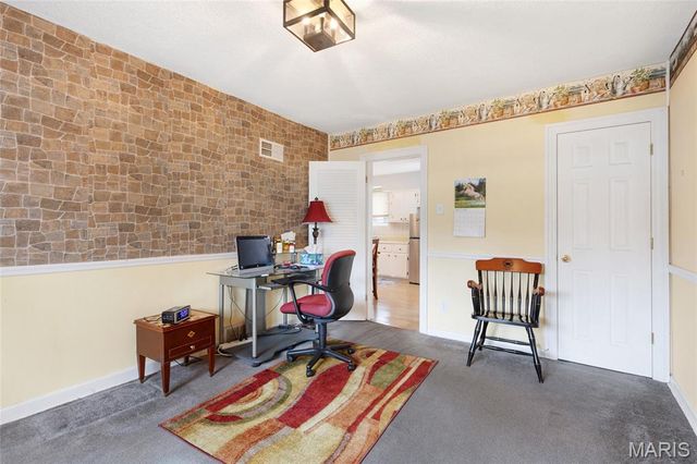 9422 Parklind Drive, St Louis, MO 63126