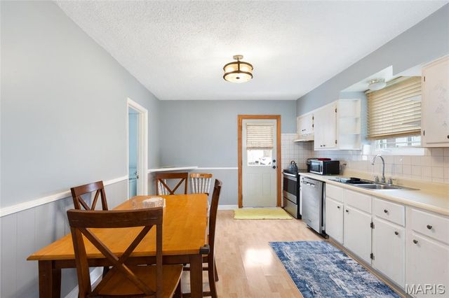 9422 Parklind Drive, St Louis, MO 63126