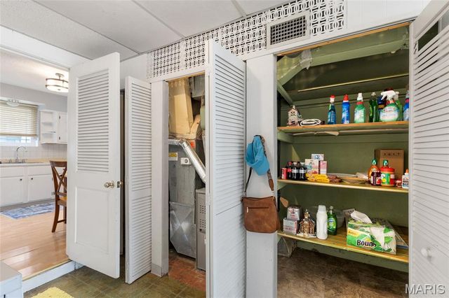 9422 Parklind Drive, St Louis, MO 63126