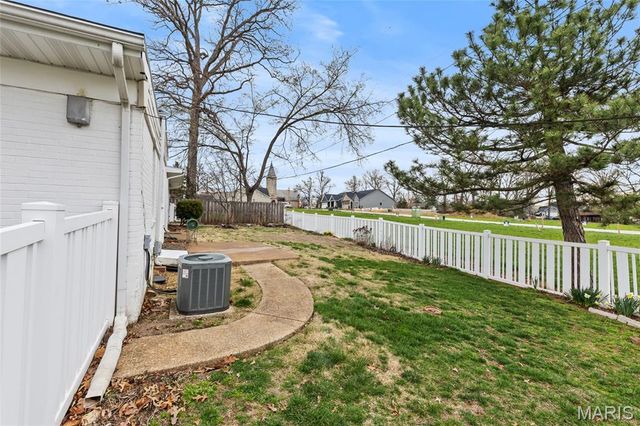 9422 Parklind Drive, St Louis, MO 63126