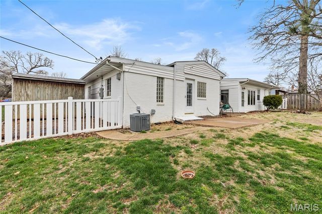 9422 Parklind Drive, St Louis, MO 63126