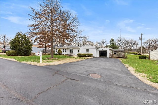 9422 Parklind Drive, St Louis, MO 63126