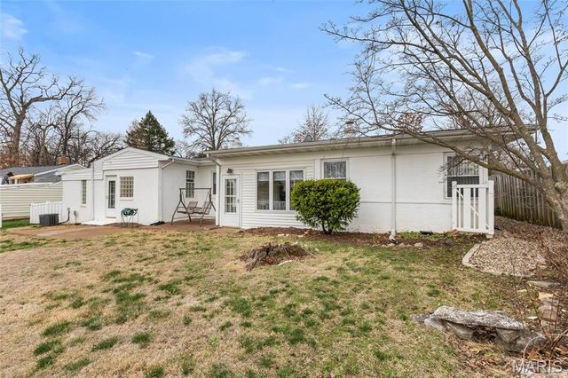 9422 Parklind Drive, St Louis, MO 63126