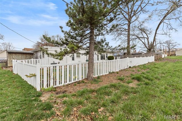 9422 Parklind Drive, St Louis, MO 63126