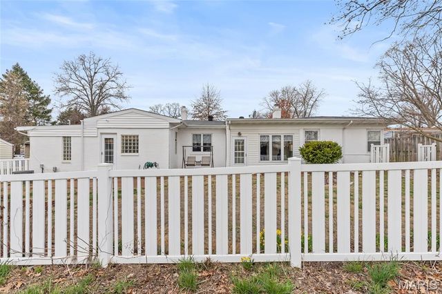 9422 Parklind Drive, St Louis, MO 63126