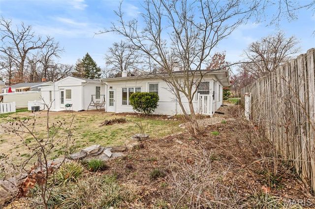 9422 Parklind Drive, St Louis, MO 63126