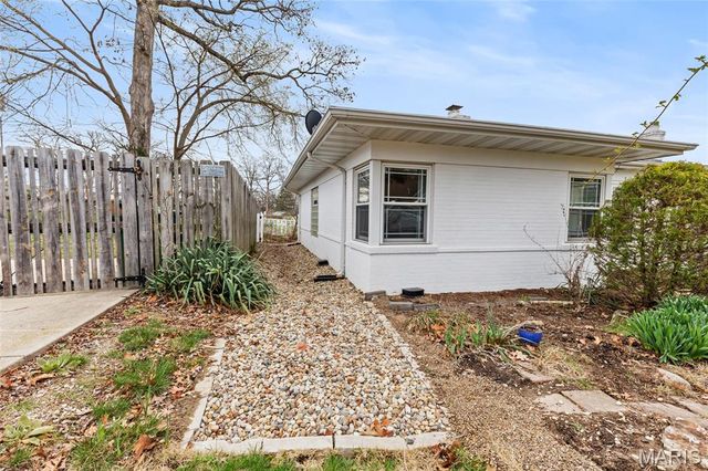 9422 Parklind Drive, St Louis, MO 63126