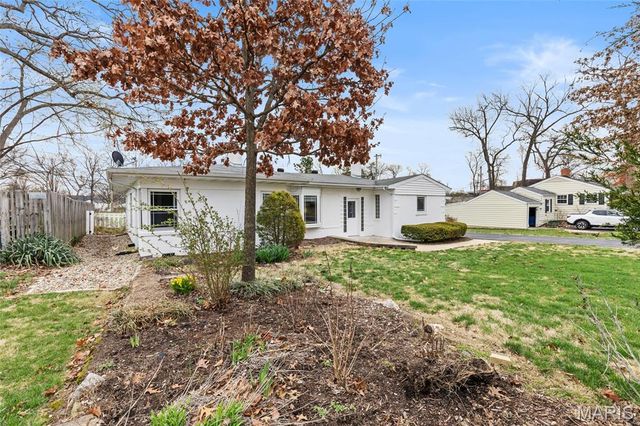 9422 Parklind Drive, St Louis, MO 63126