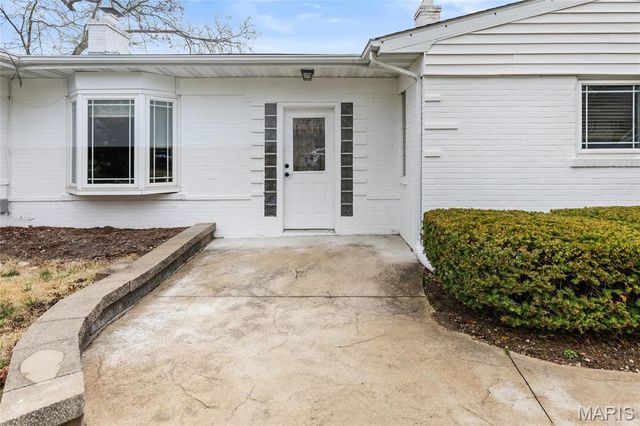 9422 Parklind Drive, St Louis, MO 63126