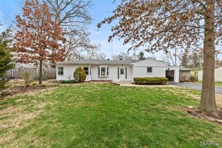 9422 Parklind Drive, St Louis, MO 63126