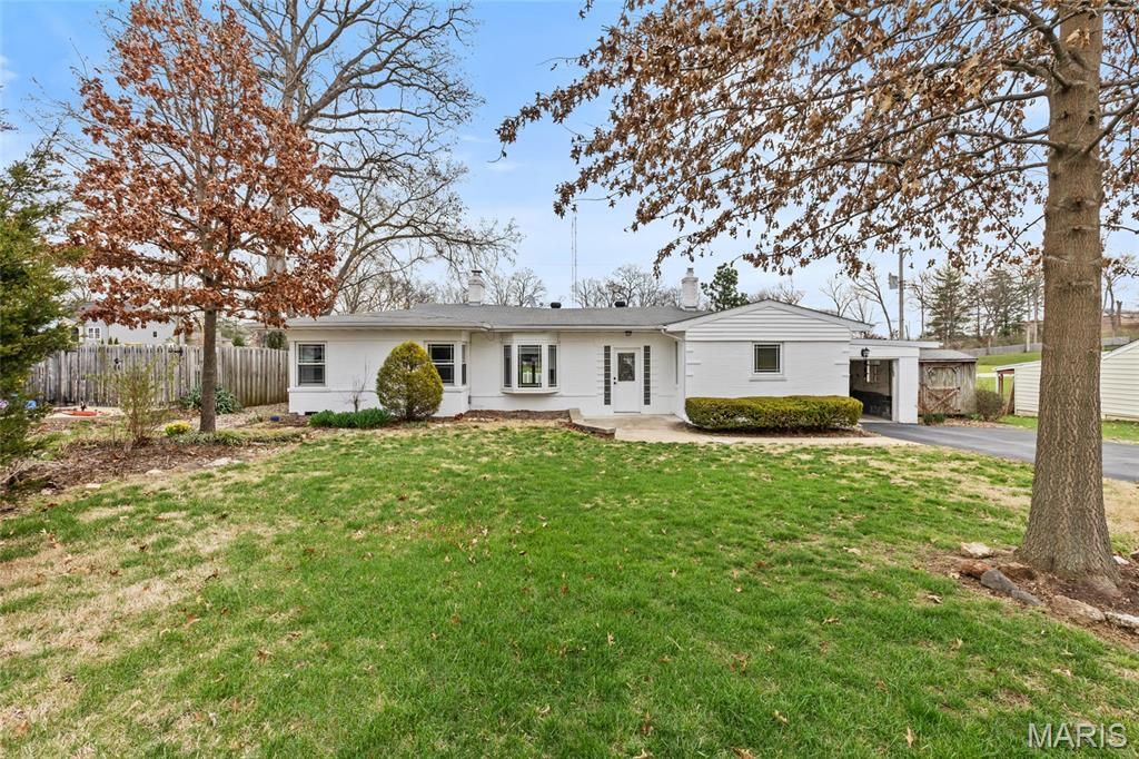 9422 Parklind Drive, St Louis, MO 63126