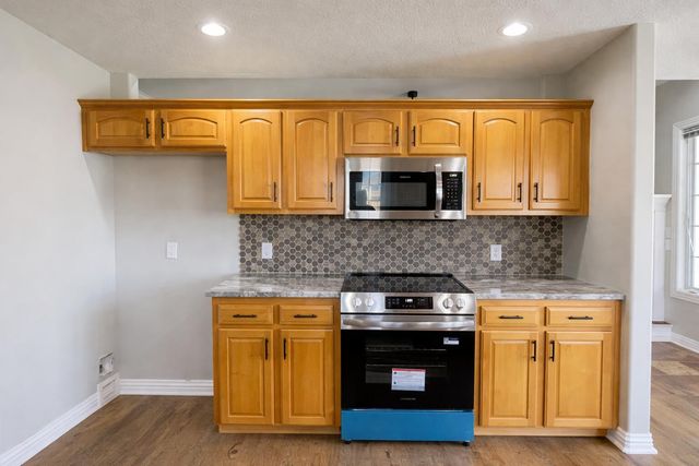 2401 S April Avenue, Springfield, MO 65807