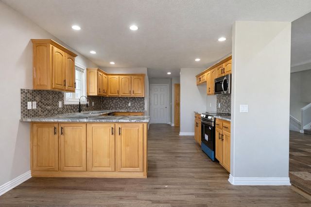 2401 S April Avenue, Springfield, MO 65807