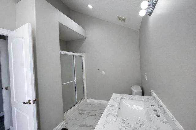 2401 S April Avenue, Springfield, MO 65807