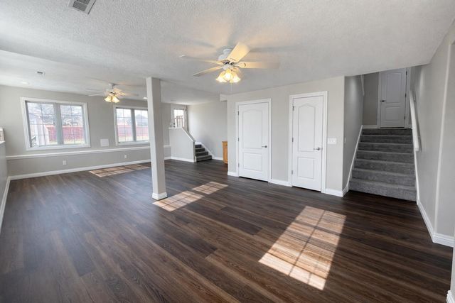 2401 S April Avenue, Springfield, MO 65807