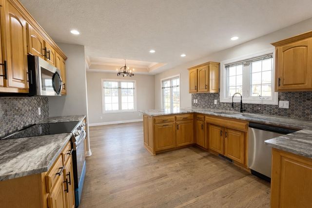 2401 S April Avenue, Springfield, MO 65807