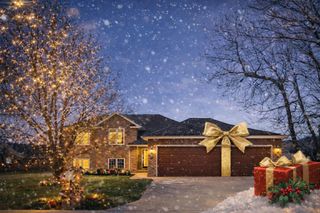 2401 S April Avenue, Springfield, MO 65807