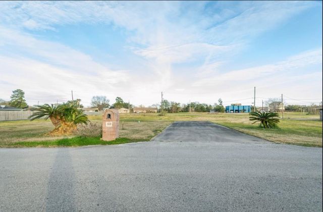 523 S Burnett Drive, Baytown, TX 77520