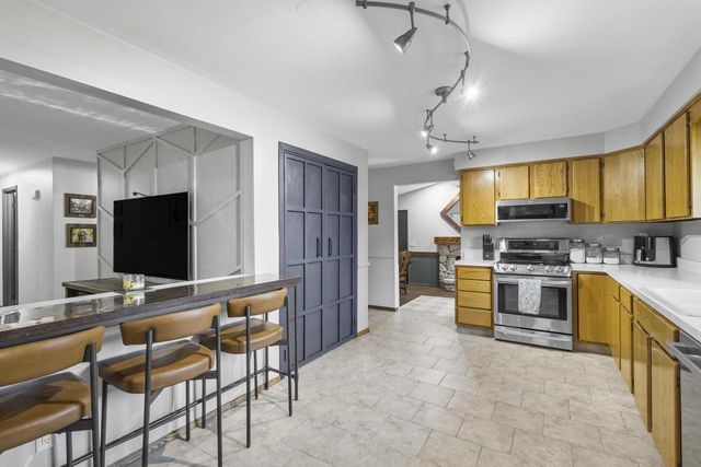 1731 OAKRIDGE COURT, Menasha, WI 54952