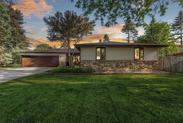 1731 OAKRIDGE COURT, Menasha, WI 54952