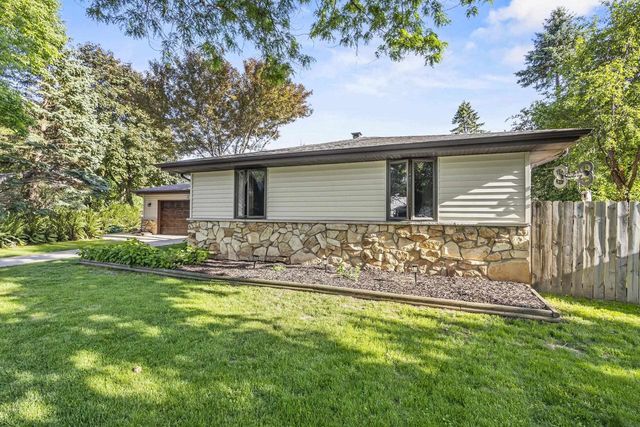 1731 OAKRIDGE COURT, Menasha, WI 54952