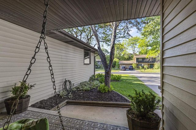 1731 OAKRIDGE COURT, Menasha, WI 54952
