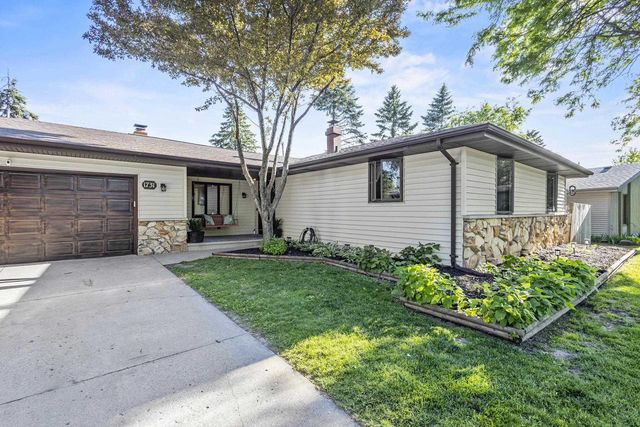 1731 OAKRIDGE COURT, Menasha, WI 54952