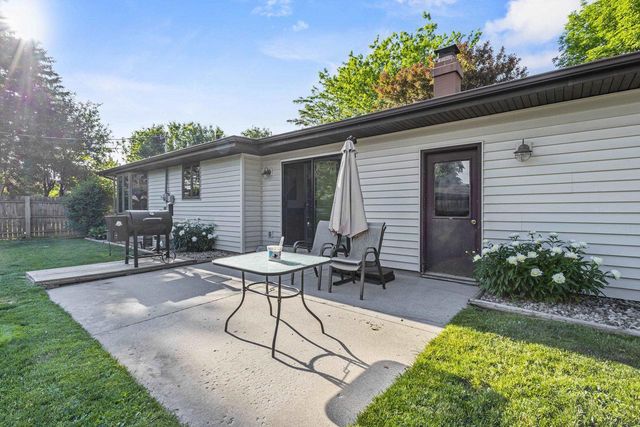 1731 OAKRIDGE COURT, Menasha, WI 54952