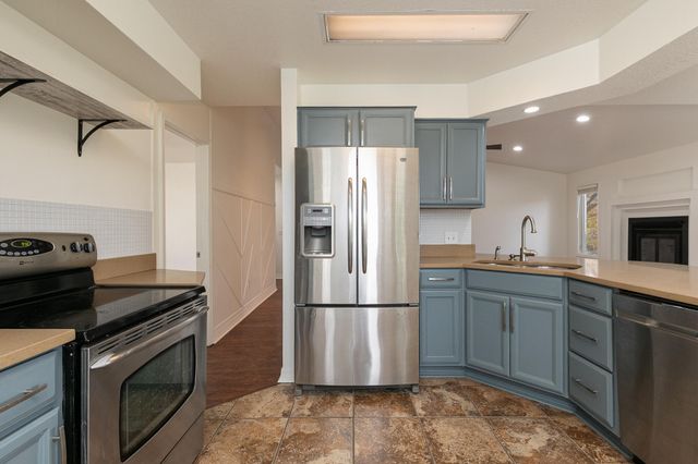 2725 Maple Street, Hollister, MO 65672