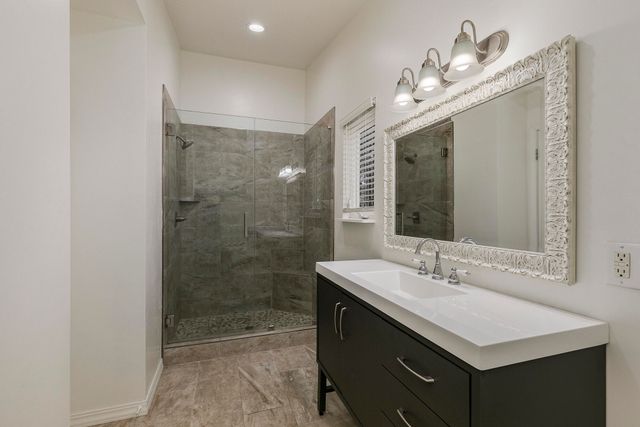 2725 Maple Street, Hollister, MO 65672