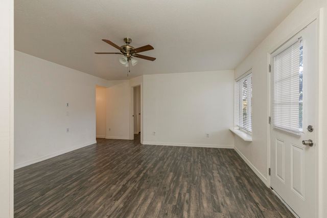 2725 Maple Street, Hollister, MO 65672