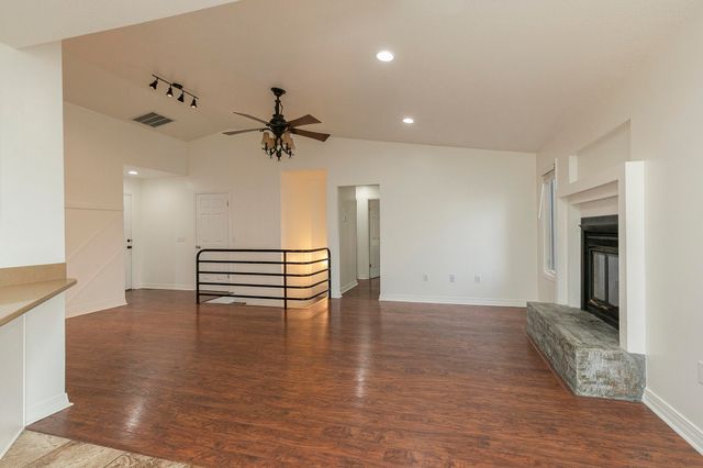 2725 Maple Street, Hollister, MO 65672