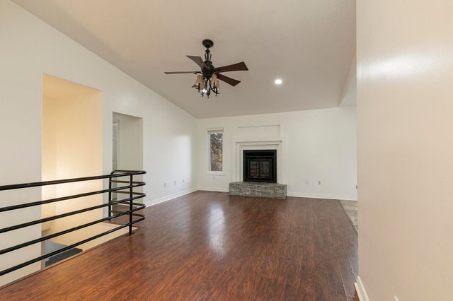 2725 Maple Street, Hollister, MO 65672