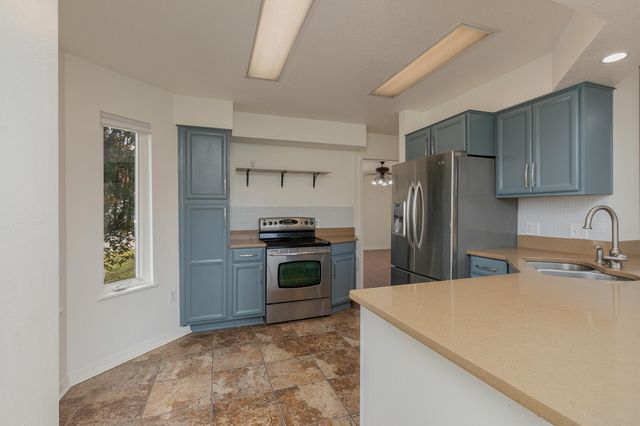 2725 Maple Street, Hollister, MO 65672