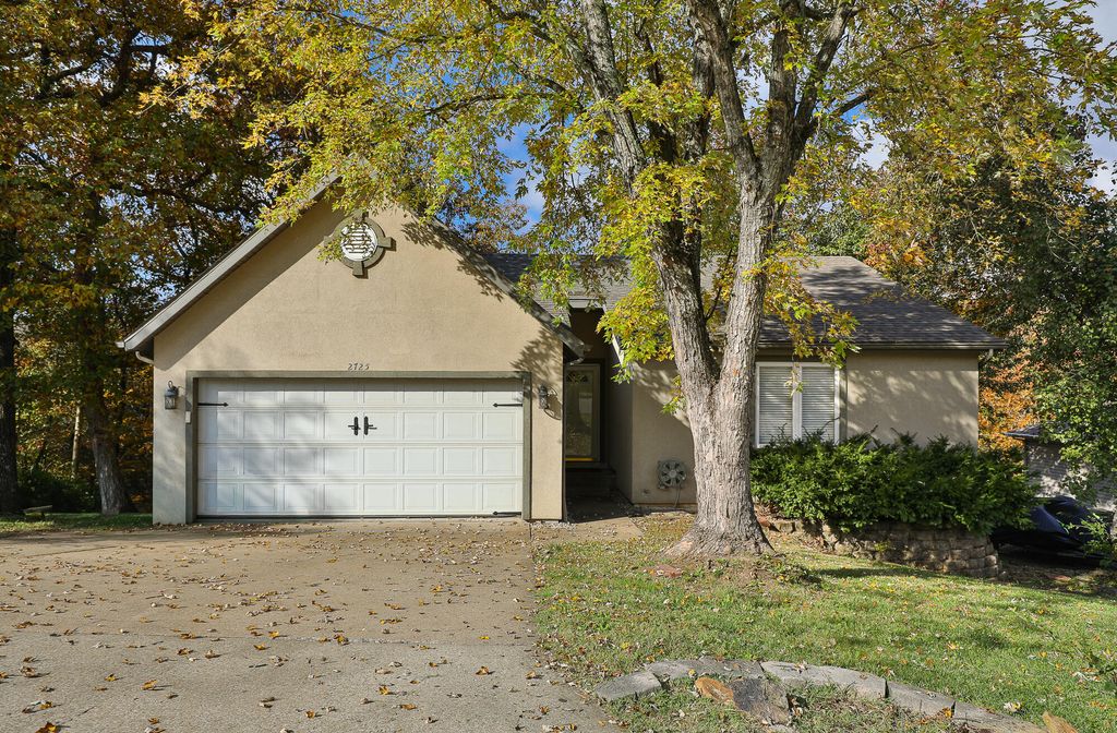 2725 Maple Street, Hollister, MO 65672