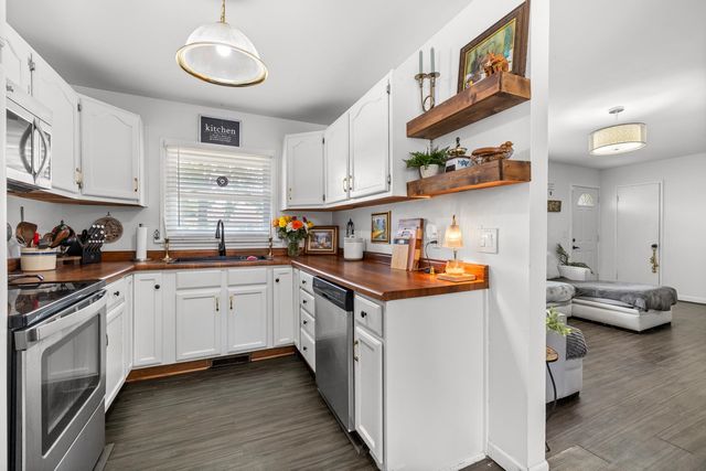 2006 California Drive NW, Minot, ND 58703
