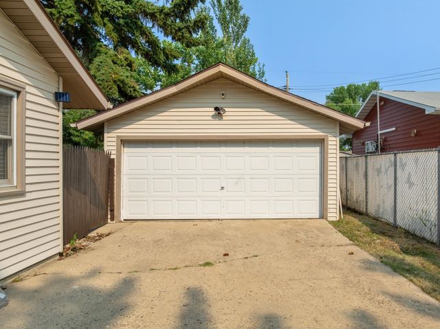 2006 California Drive NW, Minot, ND 58703