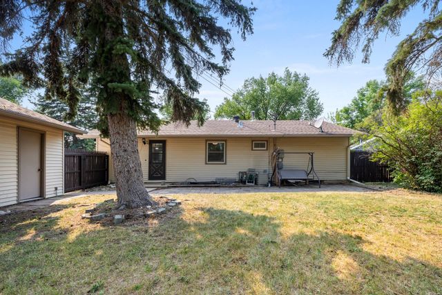 2006 California Drive NW, Minot, ND 58703