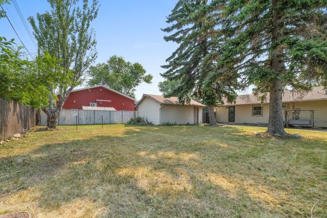 2006 California Drive NW, Minot, ND 58703