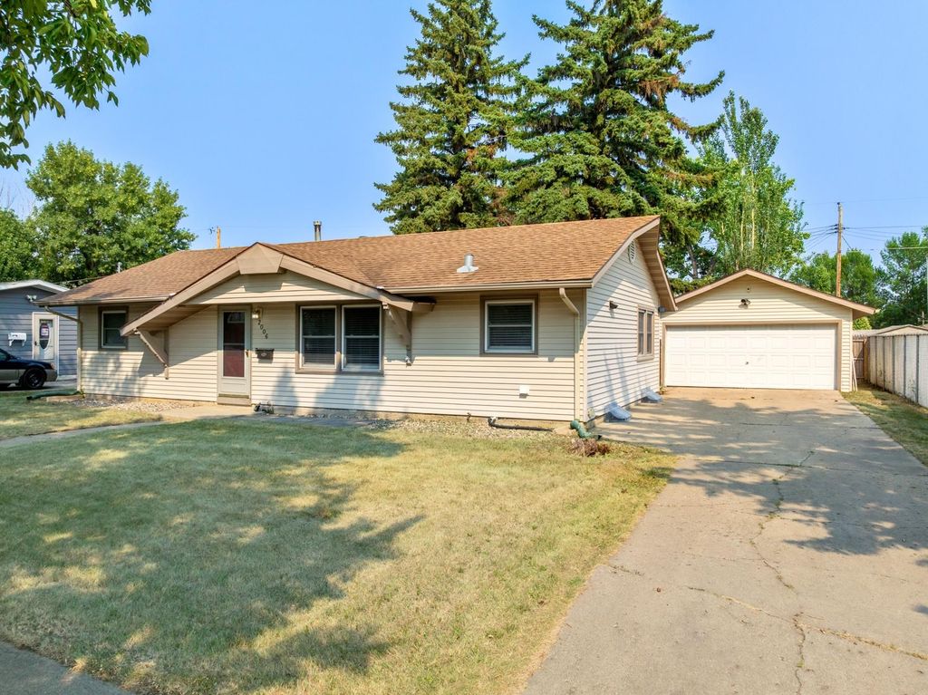 2006 California Drive NW, Minot, ND 58703
