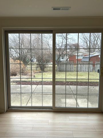 821 W Manor Court, Glenwood, IL 60425