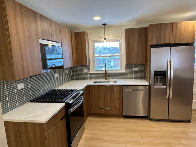 821 W Manor Court, Glenwood, IL 60425