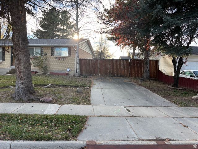 5346 S QUEENSWOOD DR, Taylorsville, UT 84129