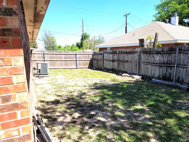 651 Meadow Park Drive, White Settlement, TX 76108