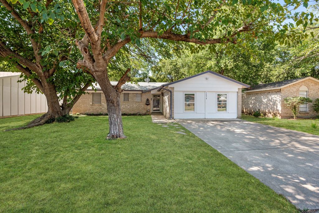 1624 Americana Boulevard, Blue Mound, TX 76131