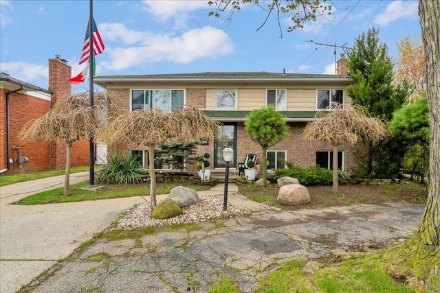 22606 E 12 Mile Road, Saint Clair Shores, MI 48081