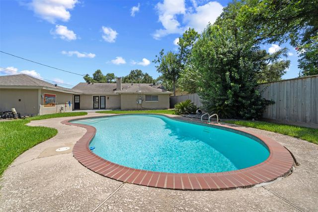 5826 Spruce Forest Drive, Houston, TX 77092