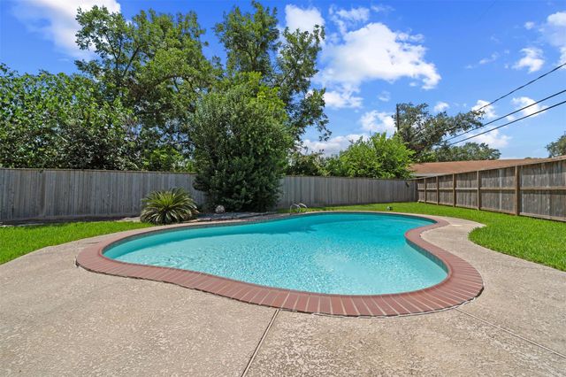 5826 Spruce Forest Drive, Houston, TX 77092