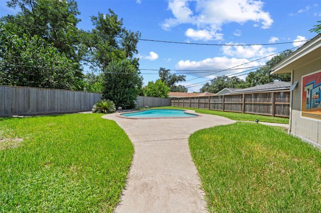 5826 Spruce Forest Drive, Houston, TX 77092