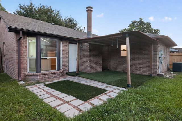 15410 Wildwood Lake Drive, Houston, TX 77083